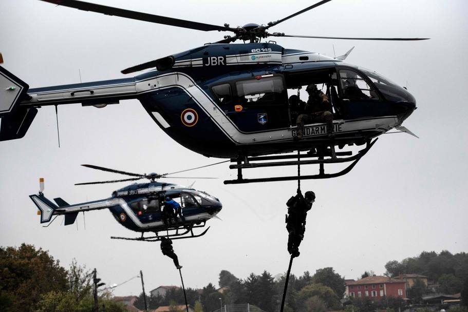Gli elicotteri sopra lo stadio del Lione. Afp